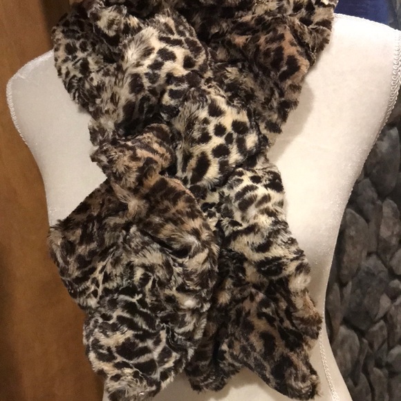 NWT Vine Street Apparel Luxury Faux Fur Scrunchy Scarf - Picture 3 of 4